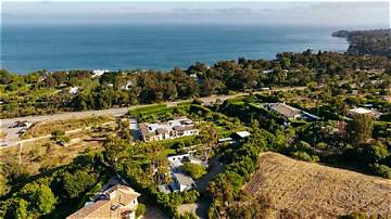 Discovering the Enigmatic Villa Malibu of Shannen Doherty