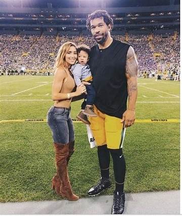 Julius Peppers Wife, Son, Girlfriend, Brother, Family, Height, Facts