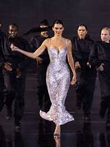 Kendall Jenner's Electrifying Walk on the Versace Runway in 2023