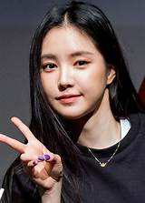 Son Na-Eun Biography, Age, Height, Husband, Net Worth, Family